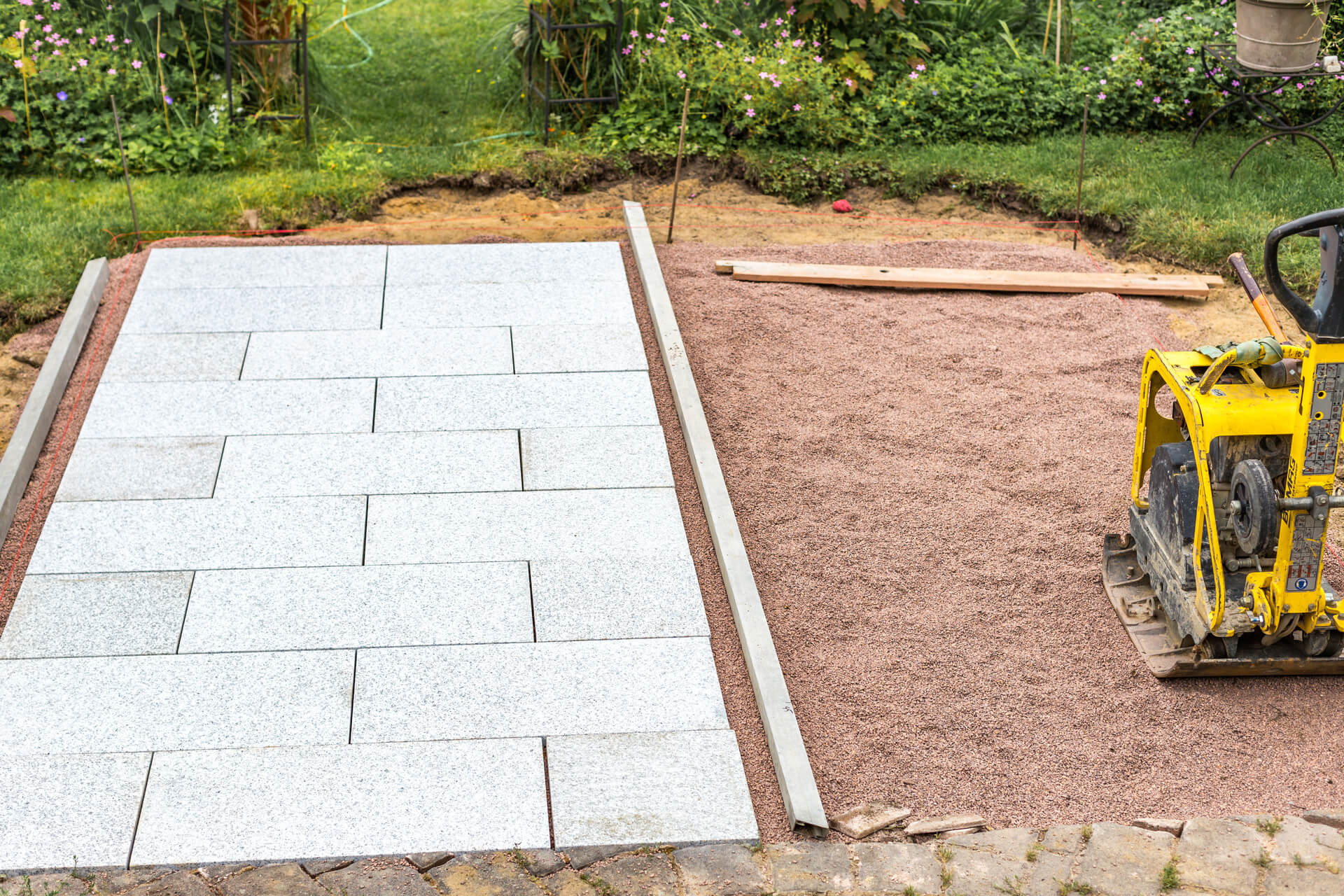 Beschreibung und Bildunterschrift: Naturstein als Bodenbelag für eine Terrasse