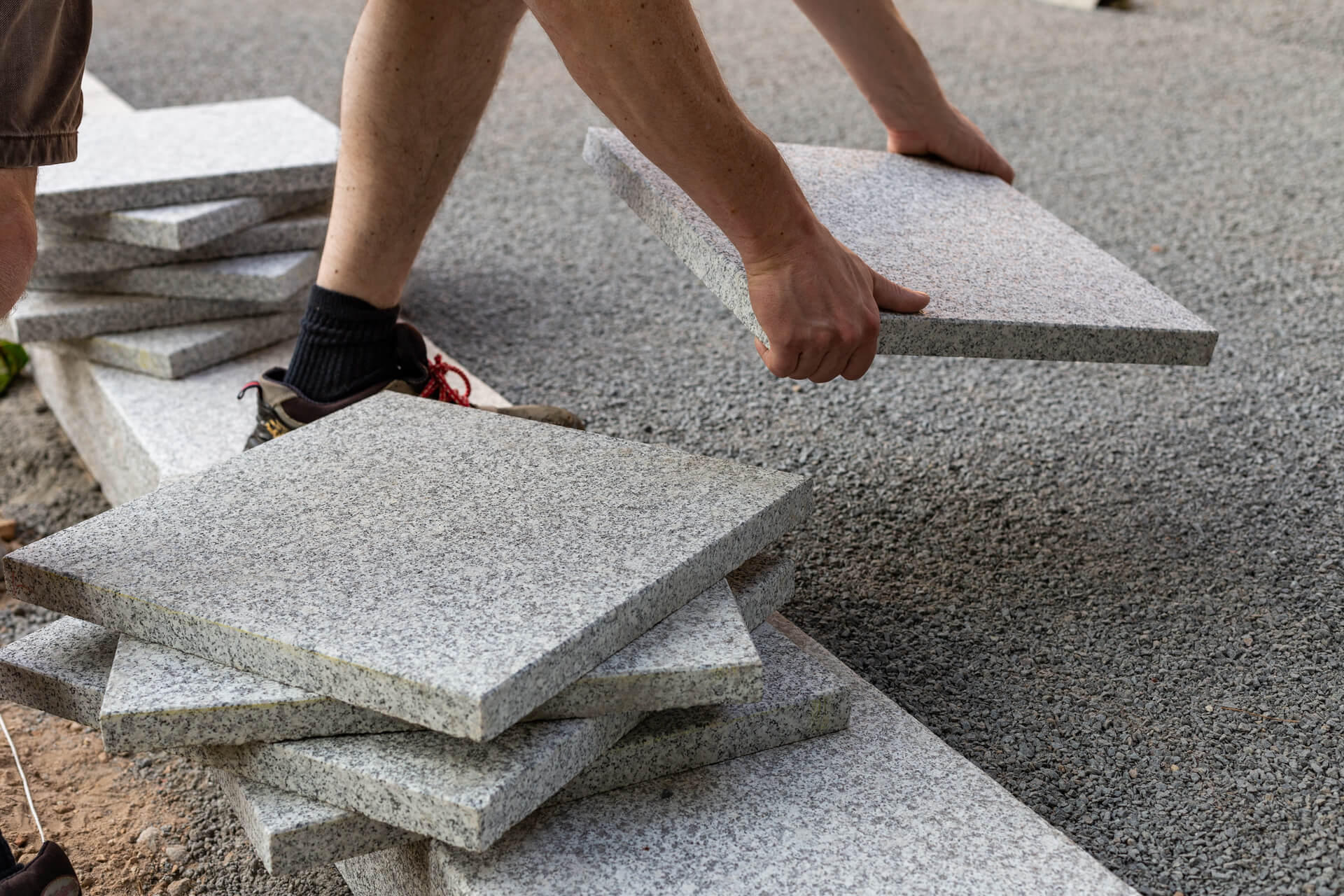 Beschreibung und Bildunterschrift: Verlegung von Granitplatten