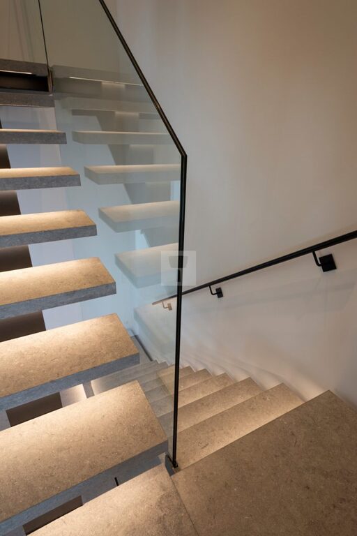 Carrieres-du-Hainaut-2022-09-26-inspiration-1639-683x1024 | aestivate Treppenhaus Anlage im Innenbereich aus Belgisch Blaustein aestivate