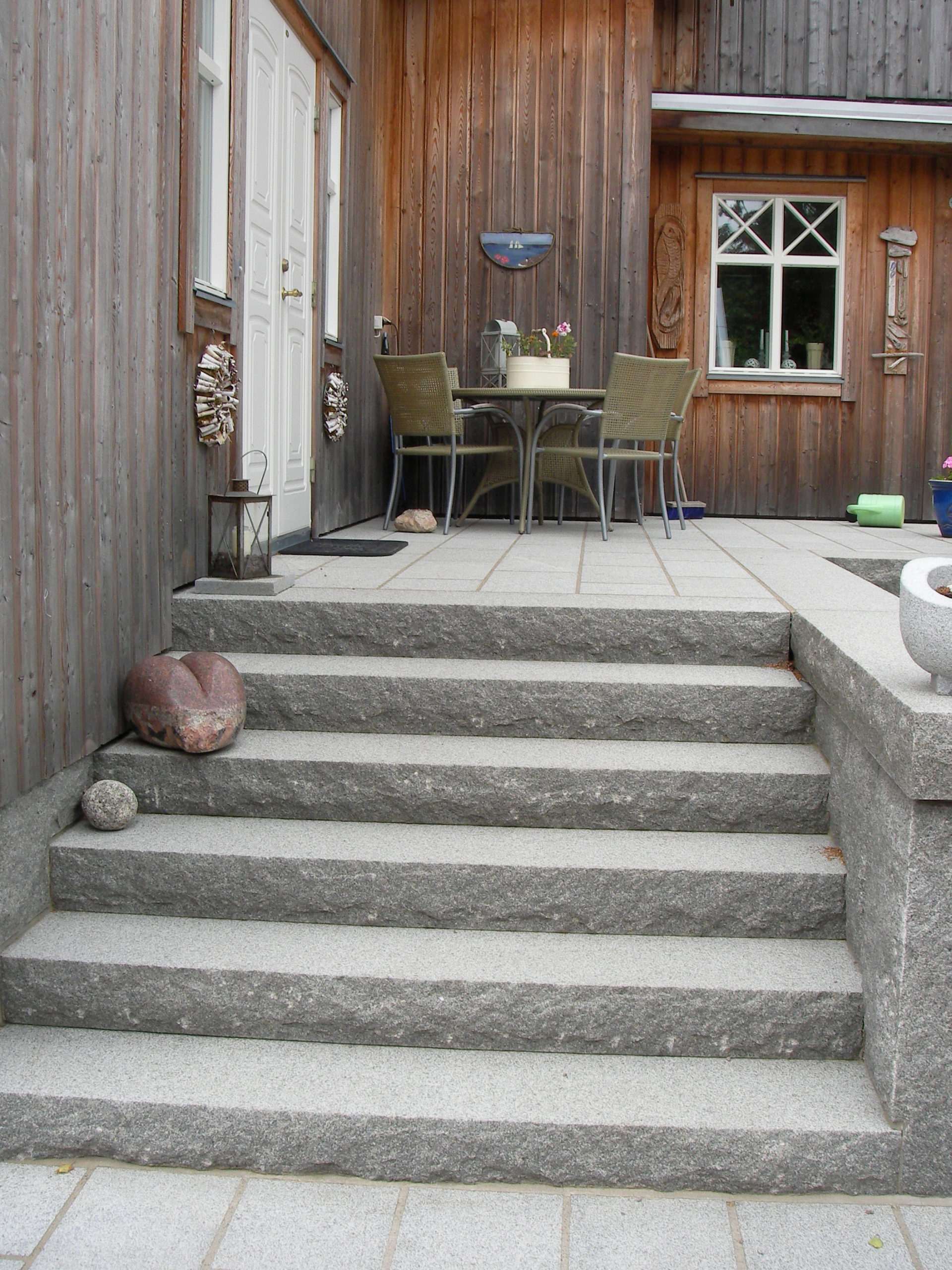 Treppe aus Bohus Grau Granit geflammt aestivate | aestivate Blockstufen Bohus Grau aestivate