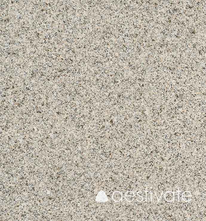 TP10119XXX_Granitplatten-Tjoern-Gra-Bohus-Grau-geflammt_1-2-logo-1.jpg | aestivate Granitblockstufe aus Tjörn Gra Bohus Grau Granit geflammt aestivate