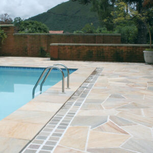 Platte aus Albino Gold spaltrau Kalksteinterrassenplatten aestivate