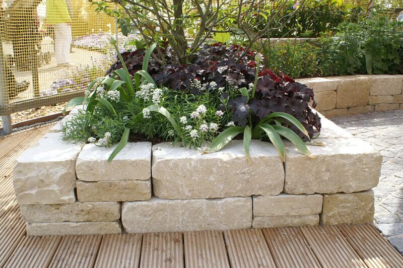 Mauer aus Naturstein aestivate