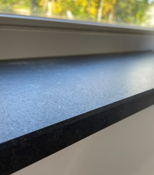 Nero Assoluto Fensterbank mit aestivate