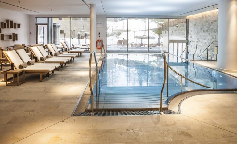 Schwimmbad aus Silberquarzit aestivate