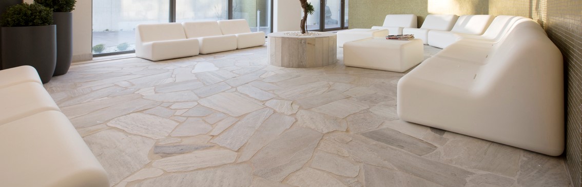 Header-Polygonalplatten-hell-Innenbereich-aestivate | aestivate Polygonalplatten im Innenbereich aus Silberquarzit aestivate