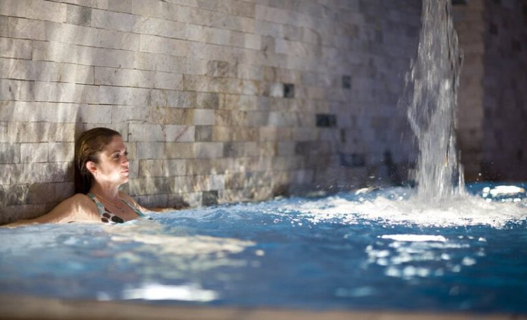 Spa Bereich aus Silberquarzit Riemchen aestivate