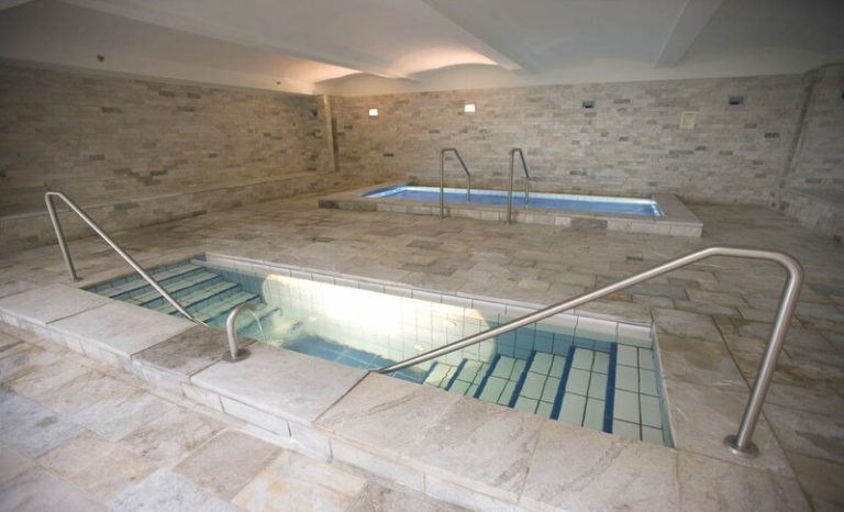 Wellnessbereich aus Silberquarzit Polygonalplatten aestivate