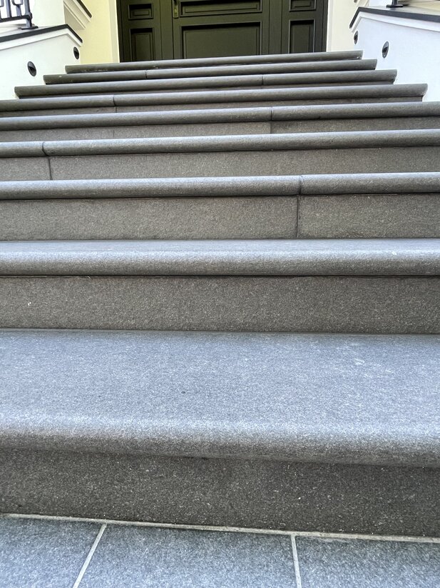 Blockstufe aus Granit aestiavte