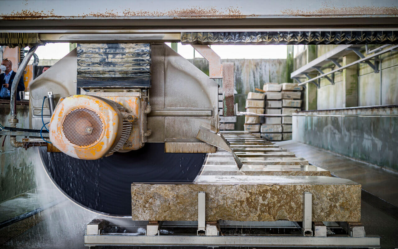 massivblock_sägemaschine_natursteinwerk_-_aestivate | aestivate Naturstein Rohblock wird gesägt aestivate