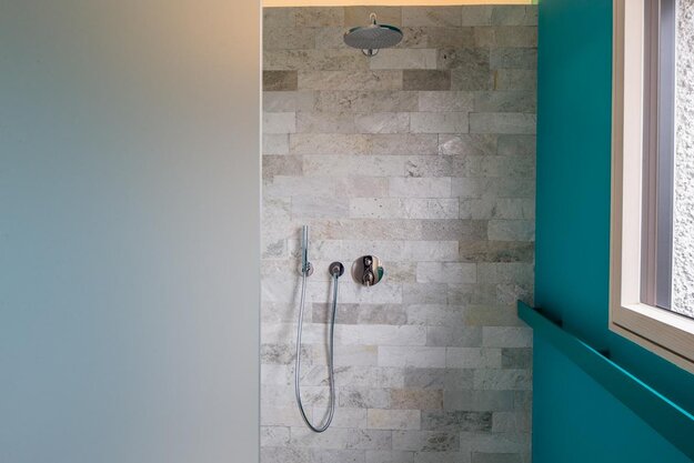 Riemchen in Duschwand aus Quarzit aestivate