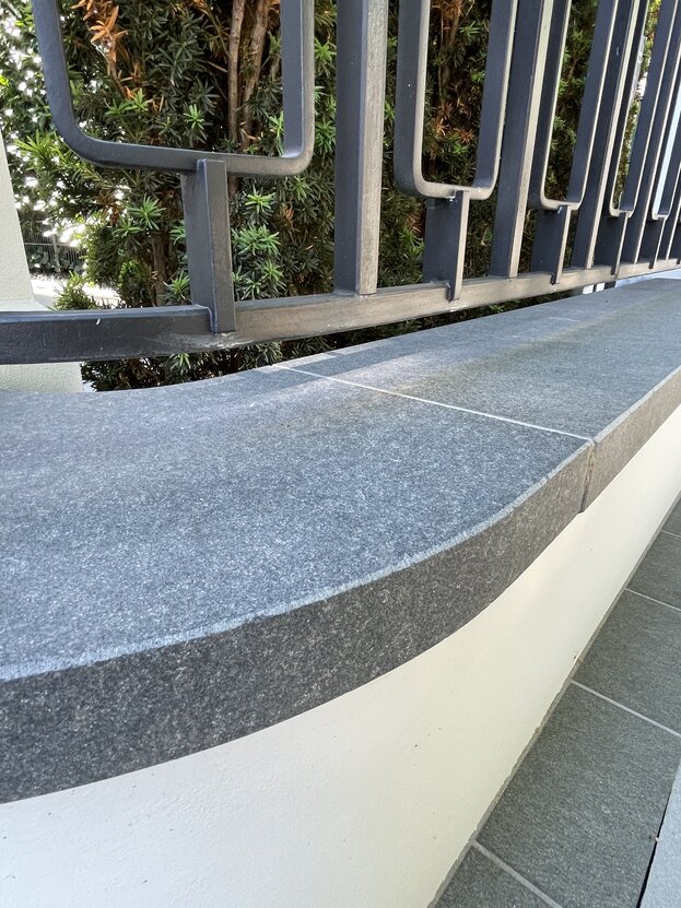 Mauerabdeckung aus Absolut Black aestivate