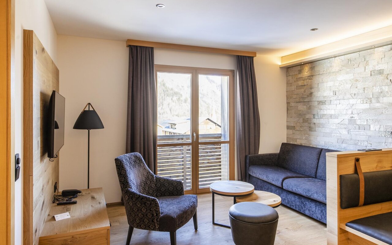 Wohnbereich mit dekorativer Riemchen Wand aus Naturstein aestivate