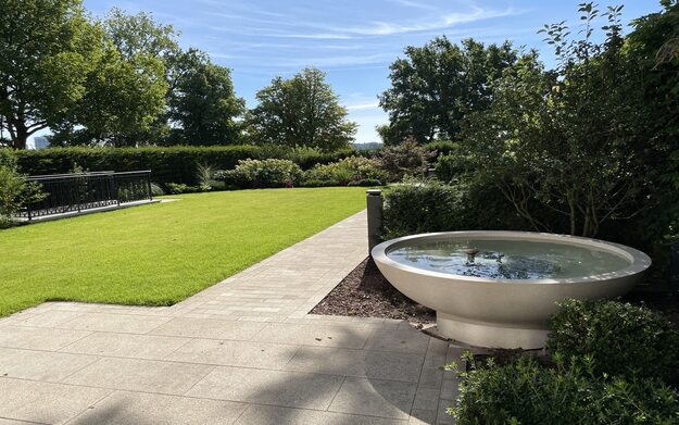 Brand-Gelb-Granit-Ausenanlage-mit-BRunnen-aestivate | aestivate Golmberg Granit aestivate.de 2