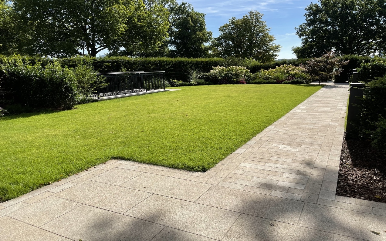 Gehweg und Grünfläche aestivate.de