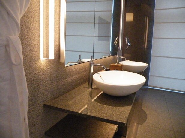 Graue Granitfliesen für Badezimmer von aestivate | aestivate Graue Granitfliesen