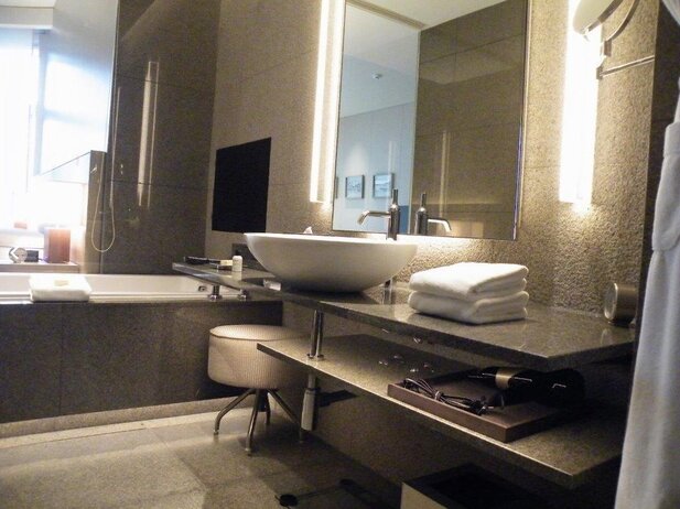 Tjörn gra Badezimmer Granitfliesen aestivate | aestivate Badezimmer von aestivate2