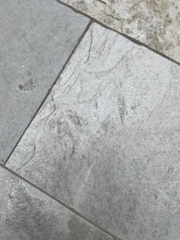 Silberquarzit hell Oberfläche spaltrau aestivate