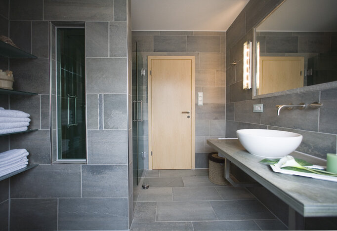 Badezimmer mit Schieferfliesen aestivate