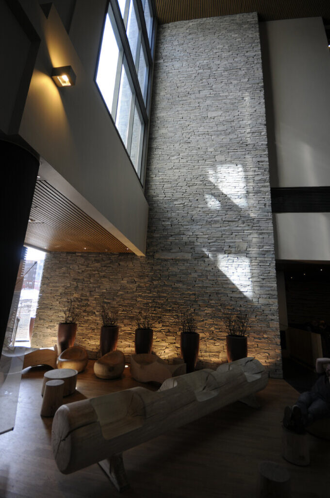 Rustikale Fassade aus Schiefer aestivate