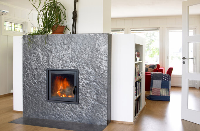 Kaminumrandung aus Kiruna Quarzit aestivate